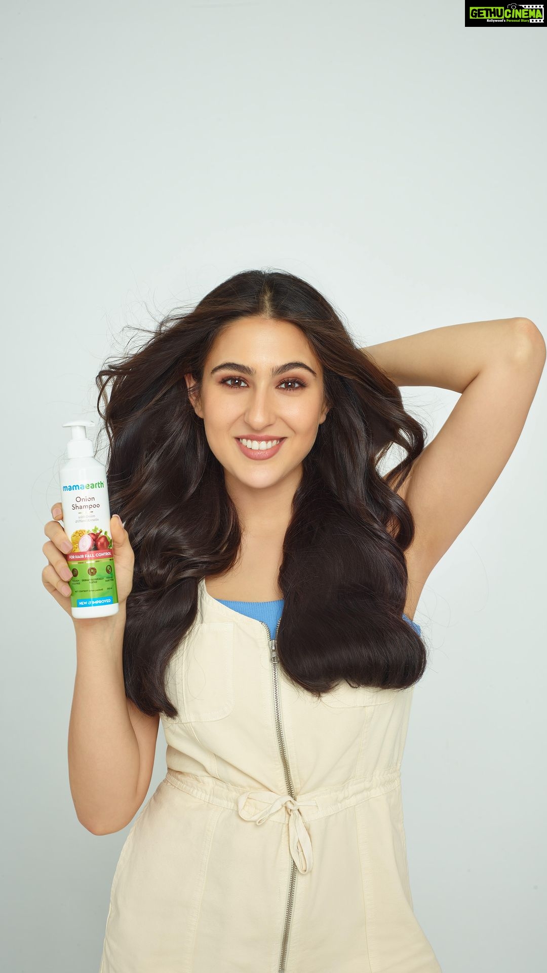 Sara Ali Khan Instagram - Mamaearth’s Onion Shampoo, enriched with the goodness of Onion and Plant Keratin, which helps reduce hairfall upto 60% in just 4 weeks. Isn’t that just amazing! Bathe your hair in natural goodness and get that healthy hair you dream of. No confusion, hairfall ghataane ka natural solution! @mamaearth.in #GoodnessInside #Mamaearth #partnership