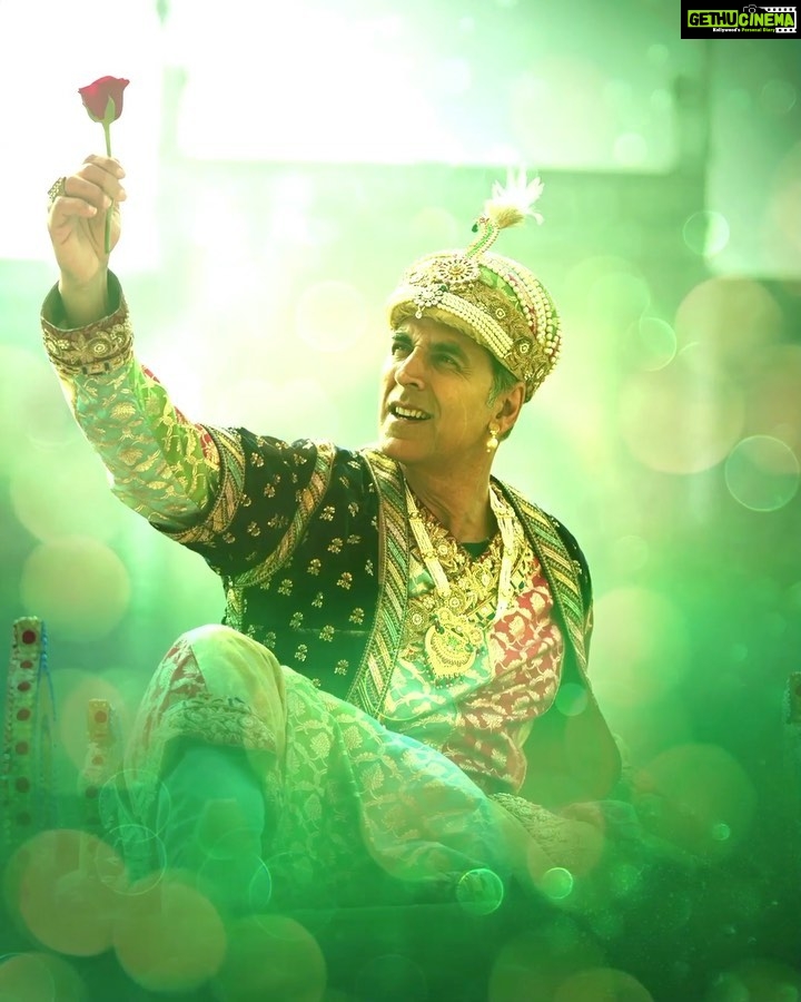 Sara Ali Khan Instagram - Atrangi style mein entry karte hai har baar πΊπ» Next level energy- adbhud pyaar π₯π Unke saamne sab maanle haar π To ho jayein Tayaar β° To meet Mr Akshay Kumar πππ Stay tuned for the trailer of #AtrangiRe tomorrow on @DisneyPlusHotstar #DisneyPlusHotstarMultiplex @aanandlrai @akshaykumar @dhanushkraja @arrahman #BhushanKumar @kamil_irshad_official #HimanshuSharma @cypplyofficial #CapeOfGoodFilms @tseriesfilms @tseries.official