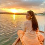 Sara Ali Khan Instagram - State of Kings- City of Lakes 👑 Suraj Ki Kirno mein Sara bakes 🌅 Sunset sunrise itne photos she takes 📸 But without these memories of प्रिय सूर्य her eyes hurt and heart aches ❤️‍🔥 #sunrise #sunset #sunkissed #throwback