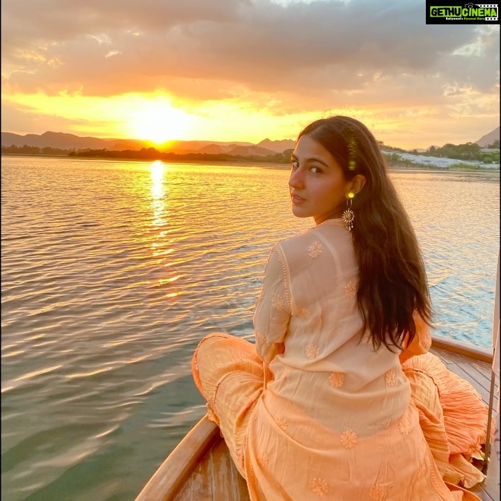 Sara Ali Khan Instagram - State of Kings- City of Lakes 👑 Suraj Ki Kirno mein Sara bakes 🌅 Sunset sunrise itne photos she takes 📸 But without these memories of प्रिय सूर्य her eyes hurt and heart aches ❤️🔥 #sunrise #sunset #sunkissed #throwback