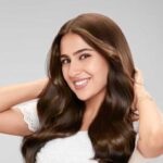 Sara Ali Khan Instagram - This winter, hairfall reduce karne ke liye, I am giving my hair loads of love 💕 Mamma ki champi 💆🏻‍♀️ and @mamaearth.in ka Onion Hair Oil 🧅 #NoToxins #GoodnessInside #Mamaearth #Onion #HairfallControl #partnership