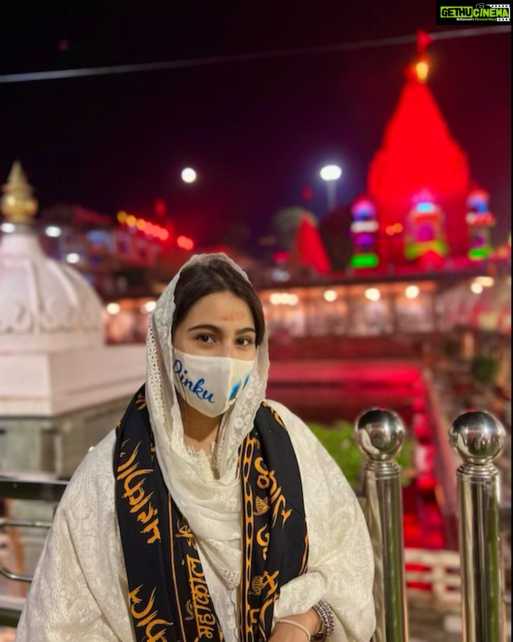 Sara Ali Khan Instagram - Jai Mahakal 🙏🏻🌕🌝🔱 Mahakaleshwar Jyotirlinga