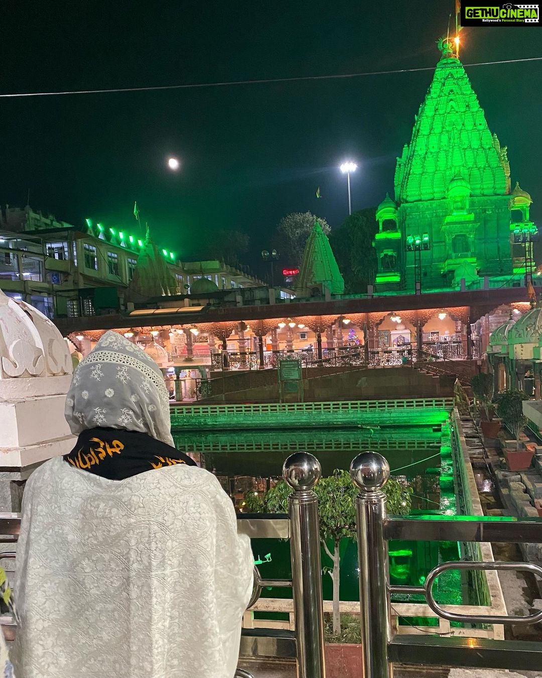 Sara Ali Khan Instagram - Jai Mahakal 🙏🏻🌕🌝🔱 Mahakaleshwar Jyotirlinga