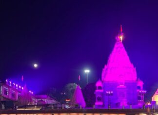 Sara Ali Khan Instagram - Jai Mahakal 🙏🏻🌕🌝🔱 Mahakaleshwar Jyotirlinga