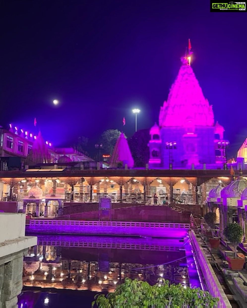 Sara Ali Khan Instagram - Jai Mahakal 🙏🏻🌕🌝🔱 Mahakaleshwar Jyotirlinga