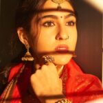 Sara Ali Khan Instagram - Rinku ko hai besabri se intezaar ⏰ Kyunki chahiye usse aap sabka pyaar❤️ Toh ho jayo taiyaar 💃 Milne isse so she is not bekaraar🥰 #cannotwait #atrangire #5days 📸: @harjeetsphotography