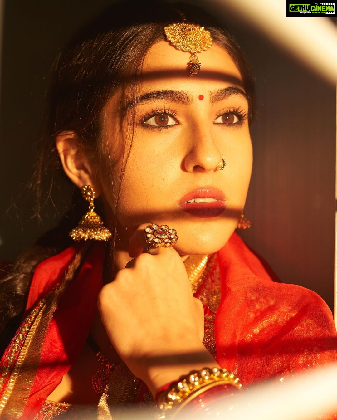 Sara Ali Khan Instagram - Rinku ko hai besabri se intezaar ⏰ Kyunki chahiye usse aap sabka pyaar❤️ Toh ho jayo taiyaar 💃 Milne isse so she is not bekaraar🥰 #cannotwait #atrangire #5days 📸: @harjeetsphotography