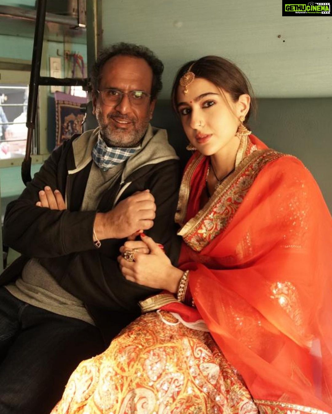 Sara Ali Khan Instagram - Rinku ko hai besabri se intezaar ⏰ Kyunki chahiye usse aap sabka pyaar❤️ Toh ho jayo taiyaar 💃 Milne isse so she is not bekaraar🥰 #cannotwait #atrangire #5days 📸: @harjeetsphotography