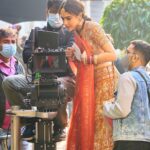 Sara Ali Khan Instagram - Rinku ko hai besabri se intezaar ⏰ Kyunki chahiye usse aap sabka pyaar❤️ Toh ho jayo taiyaar 💃 Milne isse so she is not bekaraar🥰 #cannotwait #atrangire #5days 📸: @harjeetsphotography