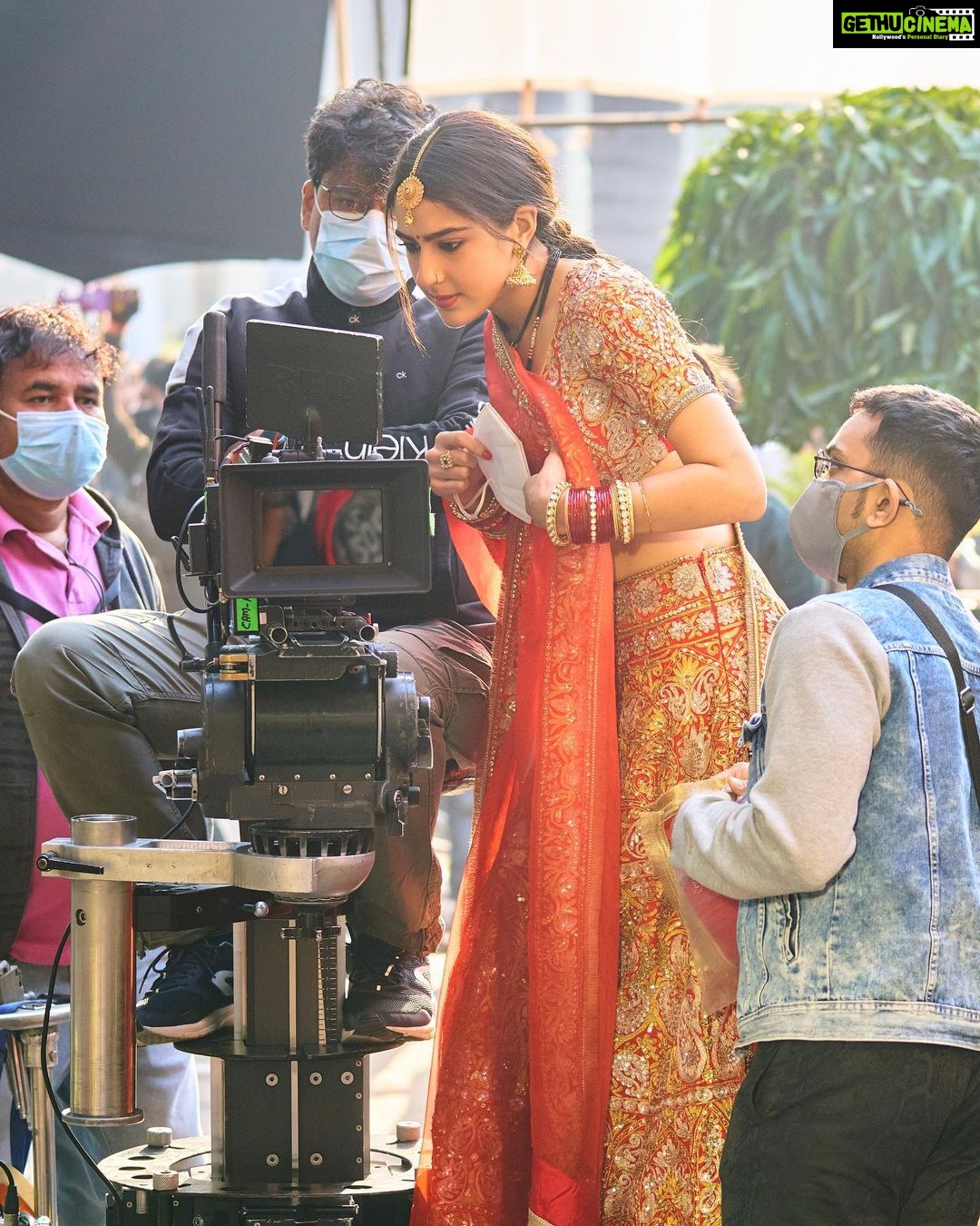 Sara Ali Khan Instagram - Rinku ko hai besabri se intezaar ⏰ Kyunki chahiye usse aap sabka pyaar❤️ Toh ho jayo taiyaar 💃 Milne isse so she is not bekaraar🥰 #cannotwait #atrangire #5days 📸: @harjeetsphotography