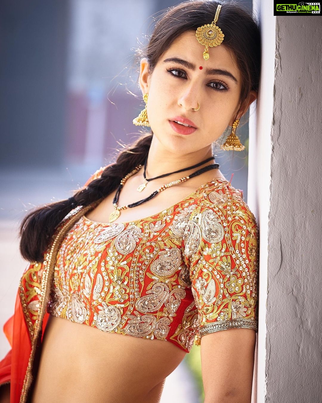 Sara Ali Khan Instagram - Rinku ko hai besabri se intezaar ⏰ Kyunki chahiye usse aap sabka pyaar❤️ Toh ho jayo taiyaar 💃 Milne isse so she is not bekaraar🥰 #cannotwait #atrangire #5days 📸: @harjeetsphotography