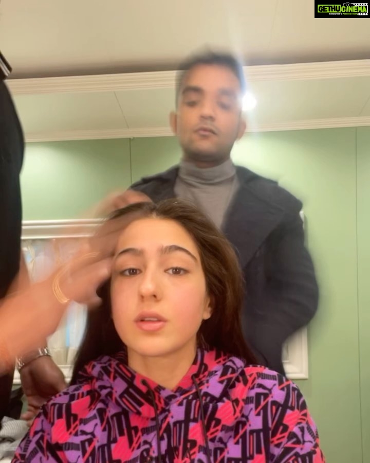 Sara Ali Khan Instagram - Rinku ko hai besabri se intezaar ⏰ Kyunki chahiye usse aap sabka pyaar❤️ Toh ho jayo taiyaar 💃 Milne isse so she is not bekaraar🥰 #cannotwait #atrangire #5days 📸: @harjeetsphotography