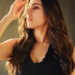 Sara Ali Khan Instagram - The more you shine, the more you’re mine ✨💫🌟💥 #chakachak 👗: @stylebyami @manishmalhotra05 💇‍♀️: @ayeshadevitre @sajzdot 💄: @kavyesharmaofficial 📸: @mohitvaru