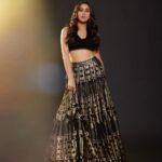 Sara Ali Khan Instagram - The more you shine, the more you’re mine ✨💫🌟💥 #chakachak 👗: @stylebyami @manishmalhotra05 💇‍♀️: @ayeshadevitre @sajzdot 💄: @kavyesharmaofficial 📸: @mohitvaru