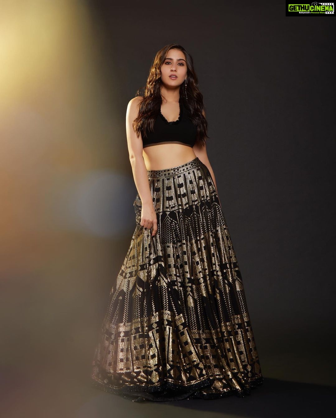 Sara Ali Khan Instagram - The more you shine, the more youβre mine β¨π«ππ₯ #chakachak π: @stylebyami @manishmalhotra05 πββοΈ: @ayeshadevitre @sajzdot π: @kavyesharmaofficial πΈ: @mohitvaru