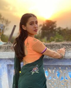 Sara Ali Khan Instagram - We’ve always loved the setting sun 🌅 From Bombay to Bihar 🔆🔆🔆 From Sara to Rinku 👯‍♀️👩‍❤️‍👩