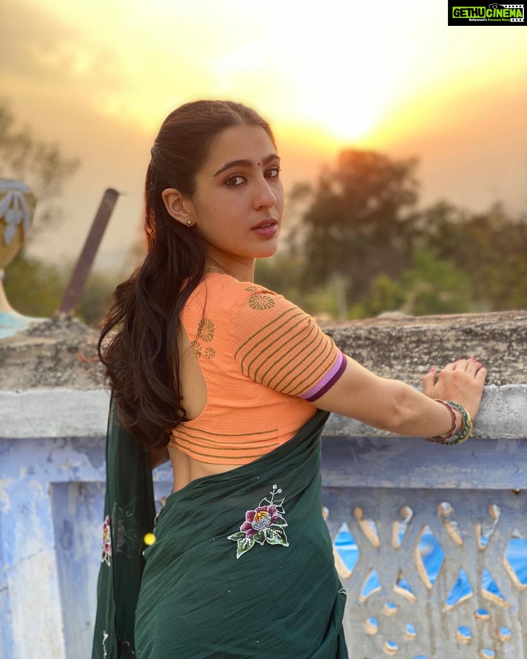 Sara Ali Khan Instagram - We’ve always loved the setting sun 🌅 From Bombay to Bihar 🔆🔆🔆 From Sara to Rinku 👯♀️👩❤️👩