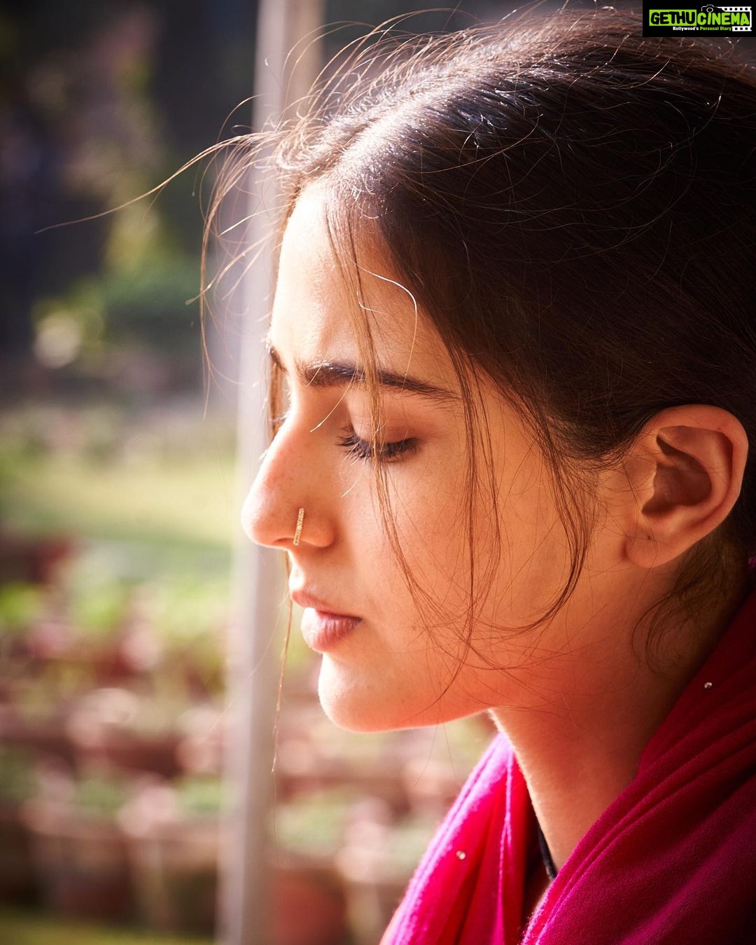Sara Ali Khan Instagram - Many moods and emotions of Rinkuππ»ββοΈπ Loving β€οΈ thoughtful π emotional πΏ humoured π€£ fed up π€¦π»ββοΈ nervous π¬ suspicious π€¨ longing π πΈ: @harjeetsphotography π₯ & π€: @aanandlrai