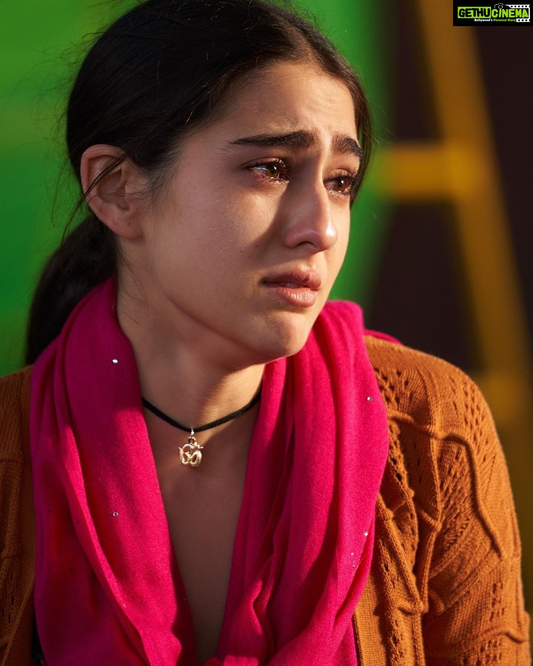 Sara Ali Khan Instagram - Many moods and emotions of Rinkuππ»ββοΈπ Loving β€οΈ thoughtful π emotional πΏ humoured π€£ fed up π€¦π»ββοΈ nervous π¬ suspicious π€¨ longing π πΈ: @harjeetsphotography π₯ & π€: @aanandlrai