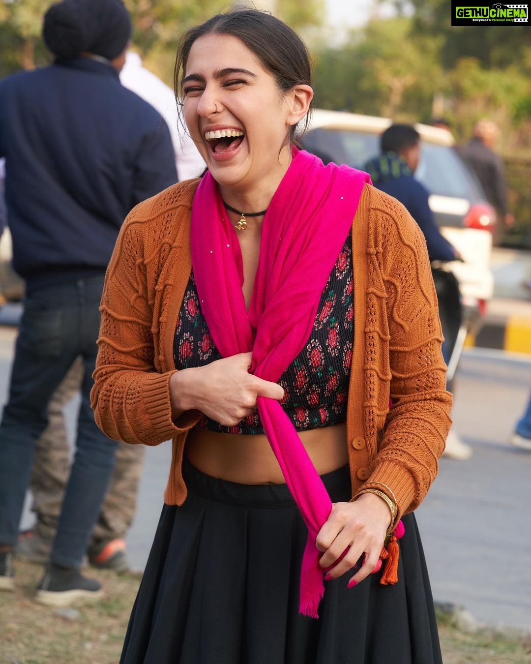 Sara Ali Khan Instagram - Many moods and emotions of Rinkuππ»ββοΈπ Loving β€οΈ thoughtful π emotional πΏ humoured π€£ fed up π€¦π»ββοΈ nervous π¬ suspicious π€¨ longing π πΈ: @harjeetsphotography π₯ & π€: @aanandlrai