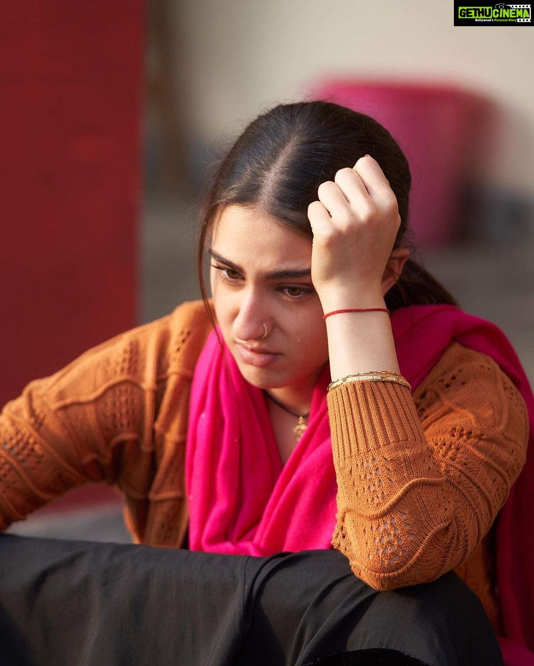 Sara Ali Khan Instagram - Many moods and emotions of Rinkuππ»ββοΈπ Loving β€οΈ thoughtful π emotional πΏ humoured π€£ fed up π€¦π»ββοΈ nervous π¬ suspicious π€¨ longing π πΈ: @harjeetsphotography π₯ & π€: @aanandlrai