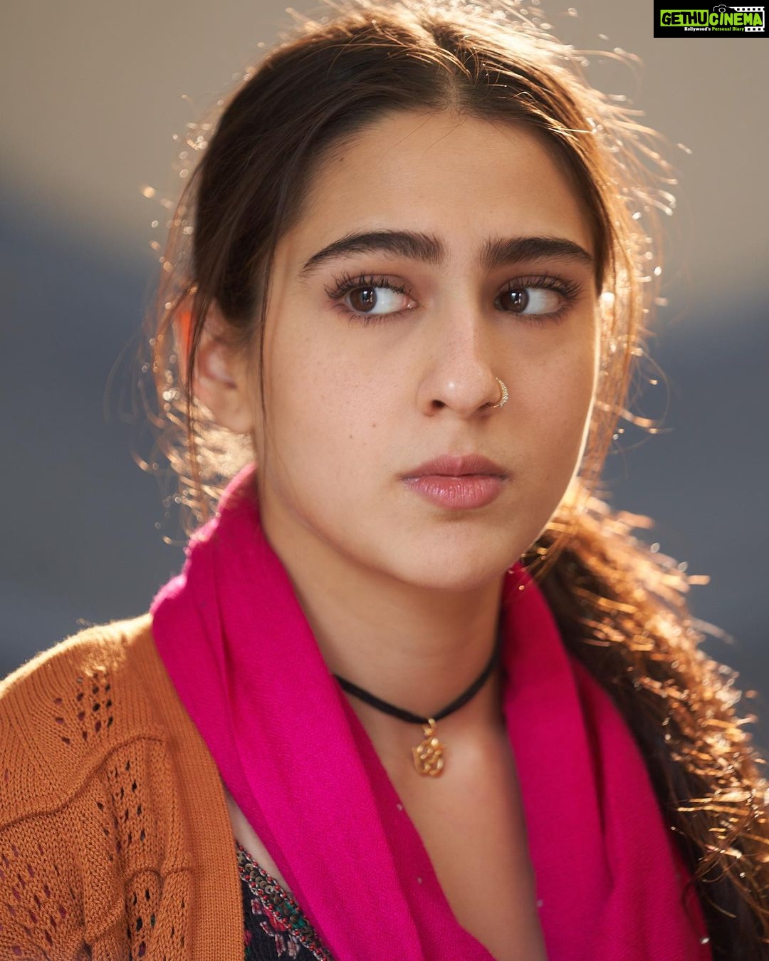 Sara Ali Khan Instagram - Many moods and emotions of Rinkuππ»ββοΈπ Loving β€οΈ thoughtful π emotional πΏ humoured π€£ fed up π€¦π»ββοΈ nervous π¬ suspicious π€¨ longing π πΈ: @harjeetsphotography π₯ & π€: @aanandlrai