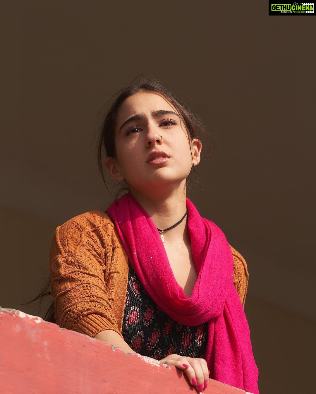 Sara Ali Khan Instagram - Many moods and emotions of Rinkuππ»ββοΈπ Loving β€οΈ thoughtful π emotional πΏ humoured π€£ fed up π€¦π»ββοΈ nervous π¬ suspicious π€¨ longing π πΈ: @harjeetsphotography π₯ & π€: @aanandlrai