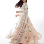 Sara Ali Khan Instagram - Hath Mein Teri Khushbu Hai 🌸💐 Khushbu Se Dil Behla Hai 💗 Yeh Hathon Se Yun Fisla Hai 🤲 Ho Jaise Rait Zara Si ⏳💘 👗: @tanghavri 💄: @kavyesharmaofficial 💇‍♀️: @ayeshadevitre 📸: @priyankknandwana