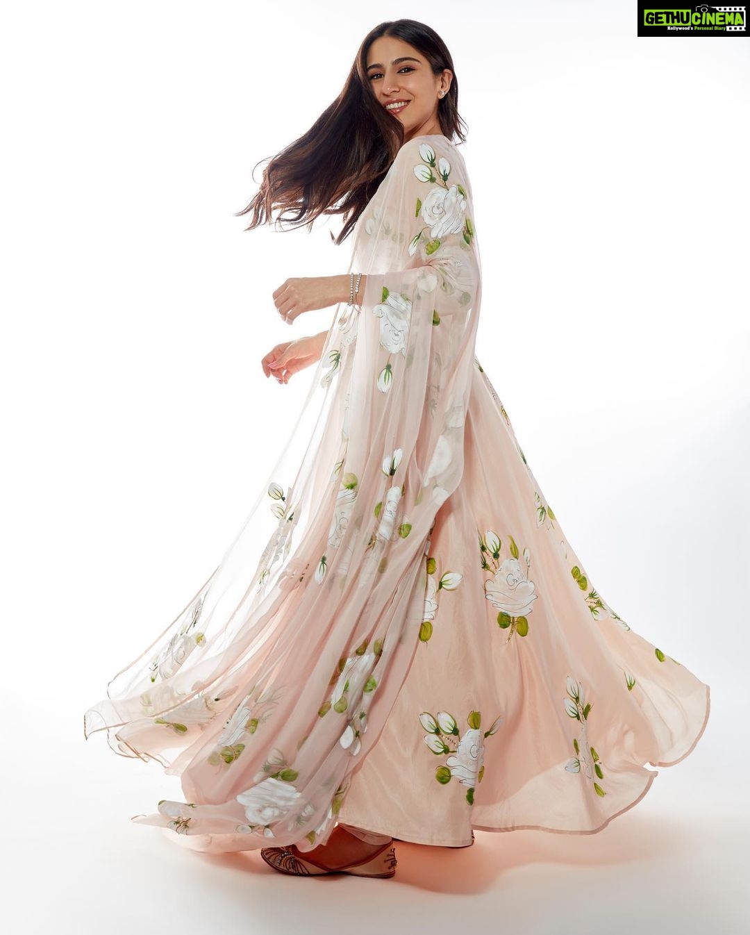 Sara Ali Khan Instagram - Hath Mein Teri Khushbu Hai πΈπ Khushbu Se Dil Behla Hai π Yeh Hathon Se Yun Fisla Hai π€² Ho Jaise Rait Zara Si β³π π: @tanghavri π: @kavyesharmaofficial πββοΈ: @ayeshadevitre πΈ: @priyankknandwana