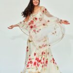 Sara Ali Khan Instagram - Hath Mein Teri Khushbu Hai 🌸💐 Khushbu Se Dil Behla Hai 💗 Yeh Hathon Se Yun Fisla Hai 🤲 Ho Jaise Rait Zara Si ⏳💘 👗: @tanghavri 💄: @kavyesharmaofficial 💇‍♀️: @ayeshadevitre 📸: @priyankknandwana
