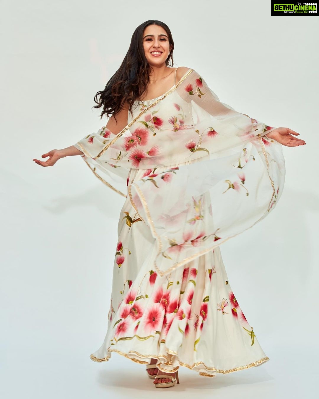 Sara Ali Khan Instagram - Hath Mein Teri Khushbu Hai πΈπ Khushbu Se Dil Behla Hai π Yeh Hathon Se Yun Fisla Hai π€² Ho Jaise Rait Zara Si β³π π: @tanghavri π: @kavyesharmaofficial πββοΈ: @ayeshadevitre πΈ: @priyankknandwana