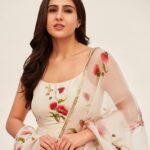 Sara Ali Khan Instagram - Hath Mein Teri Khushbu Hai 🌸💐 Khushbu Se Dil Behla Hai 💗 Yeh Hathon Se Yun Fisla Hai 🤲 Ho Jaise Rait Zara Si ⏳💘 👗: @tanghavri 💄: @kavyesharmaofficial 💇‍♀️: @ayeshadevitre 📸: @priyankknandwana