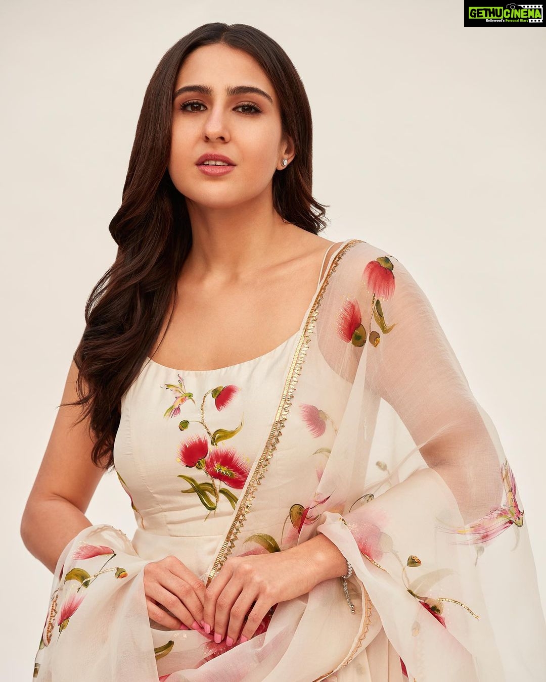Sara Ali Khan Instagram - Hath Mein Teri Khushbu Hai πΈπ Khushbu Se Dil Behla Hai π Yeh Hathon Se Yun Fisla Hai π€² Ho Jaise Rait Zara Si β³π π: @tanghavri π: @kavyesharmaofficial πββοΈ: @ayeshadevitre πΈ: @priyankknandwana