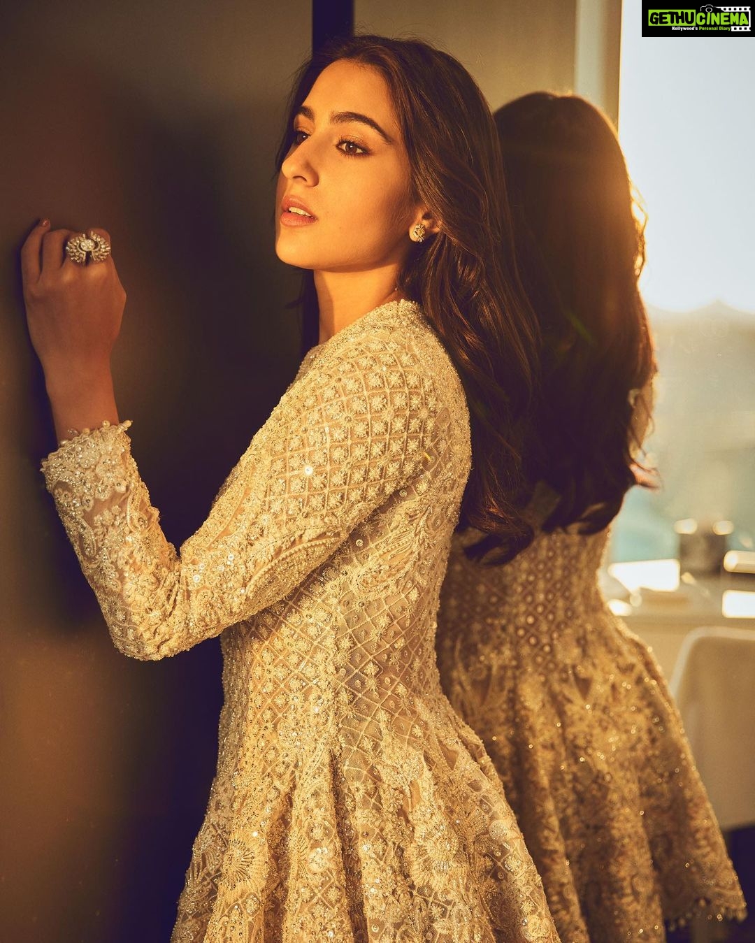 Sara Ali Khan Instagram - 💫💫💫 📸: @sheldon.santos 👗: @tanghavri @farazmanan 💇♀️: @the.mad.hair.scientist 💄: @kavyesharmaofficial