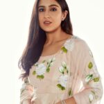 Sara Ali Khan Instagram - Hath Mein Teri Khushbu Hai 🌸💐 Khushbu Se Dil Behla Hai 💗 Yeh Hathon Se Yun Fisla Hai 🤲 Ho Jaise Rait Zara Si ⏳💘 👗: @tanghavri 💄: @kavyesharmaofficial 💇‍♀️: @ayeshadevitre 📸: @priyankknandwana