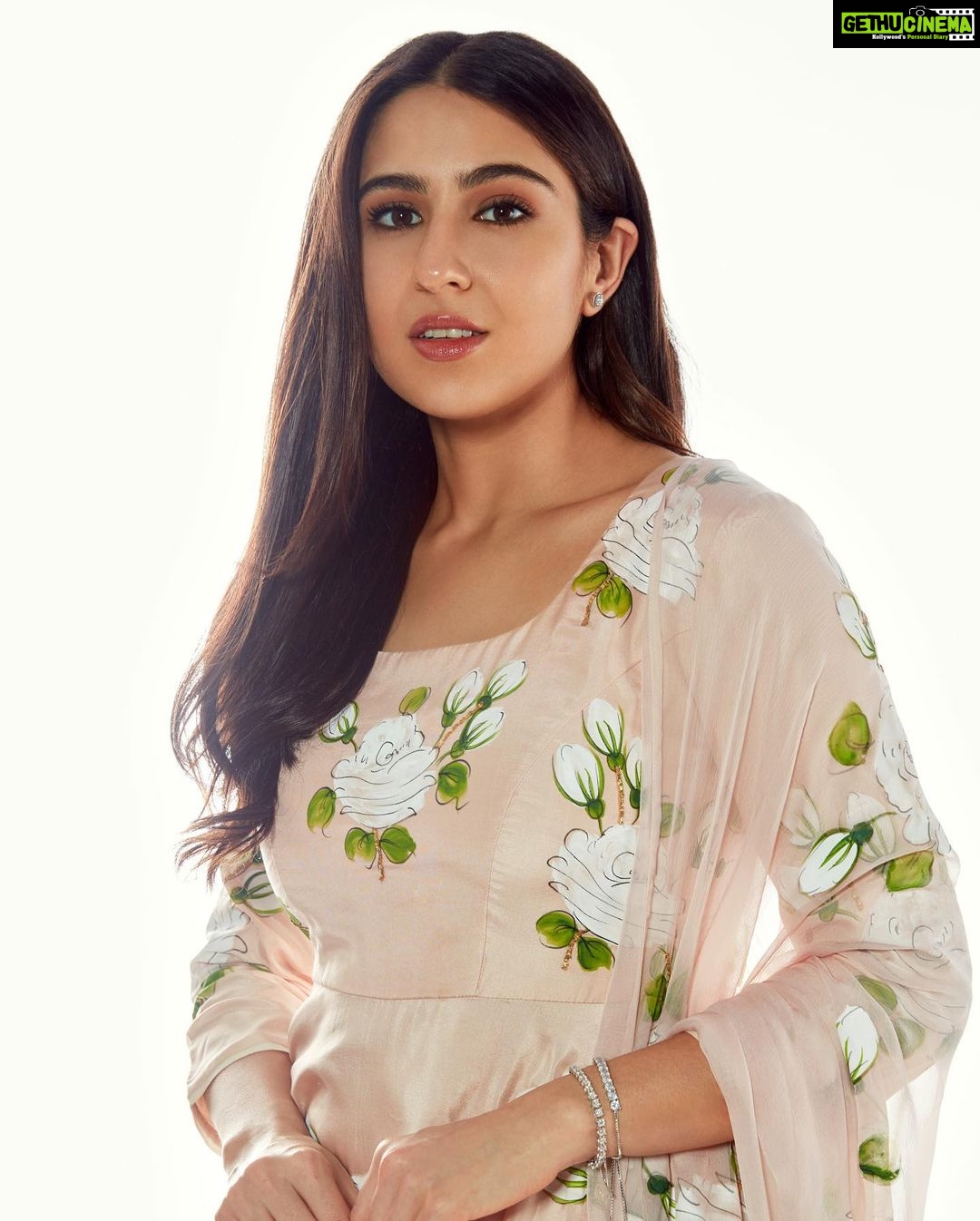 Sara Ali Khan Instagram - Hath Mein Teri Khushbu Hai πΈπ Khushbu Se Dil Behla Hai π Yeh Hathon Se Yun Fisla Hai π€² Ho Jaise Rait Zara Si β³π π: @tanghavri π: @kavyesharmaofficial πββοΈ: @ayeshadevitre πΈ: @priyankknandwana