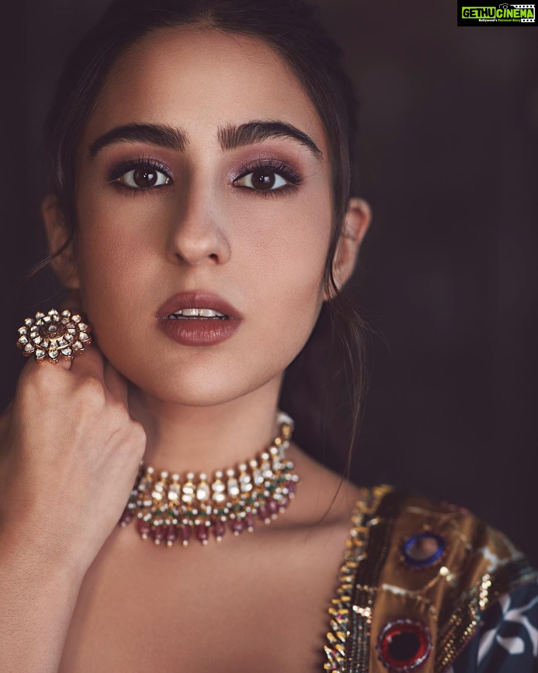 Sara Ali Khan Instagram - Chakachak ✨💫⭐️🤩 👗: @tanghavri 💄: @vardannayak 💇♀️: @ayeshadevitre @sajzdot 📸: @kadamajay