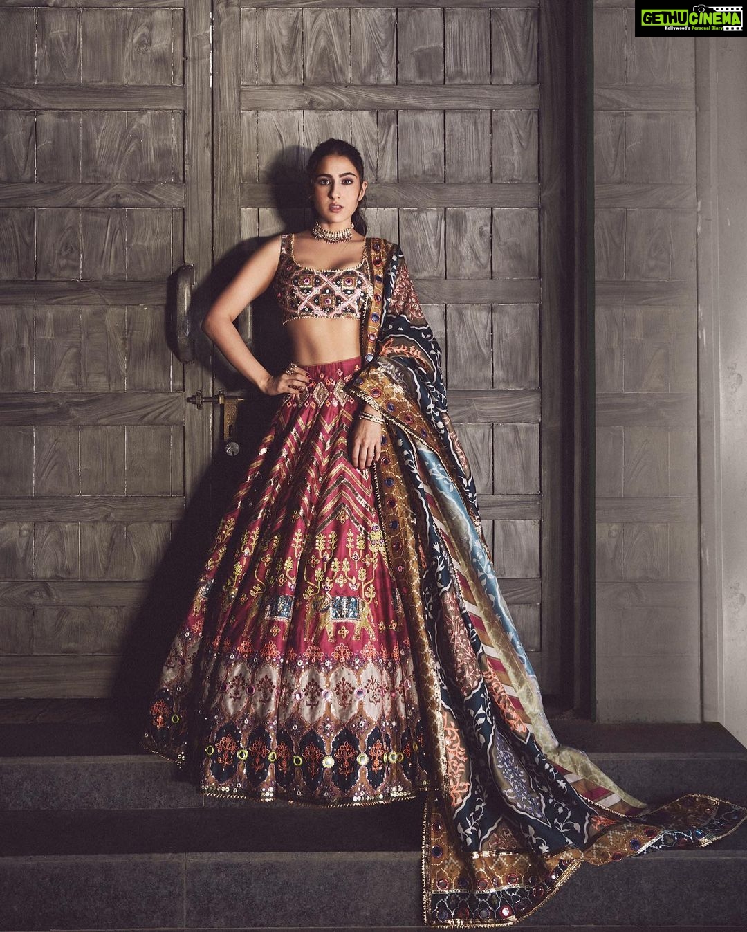 Sara Ali Khan Instagram - Chakachak ✨💫⭐️🤩 👗: @tanghavri 💄: @vardannayak 💇♀️: @ayeshadevitre @sajzdot 📸: @kadamajay