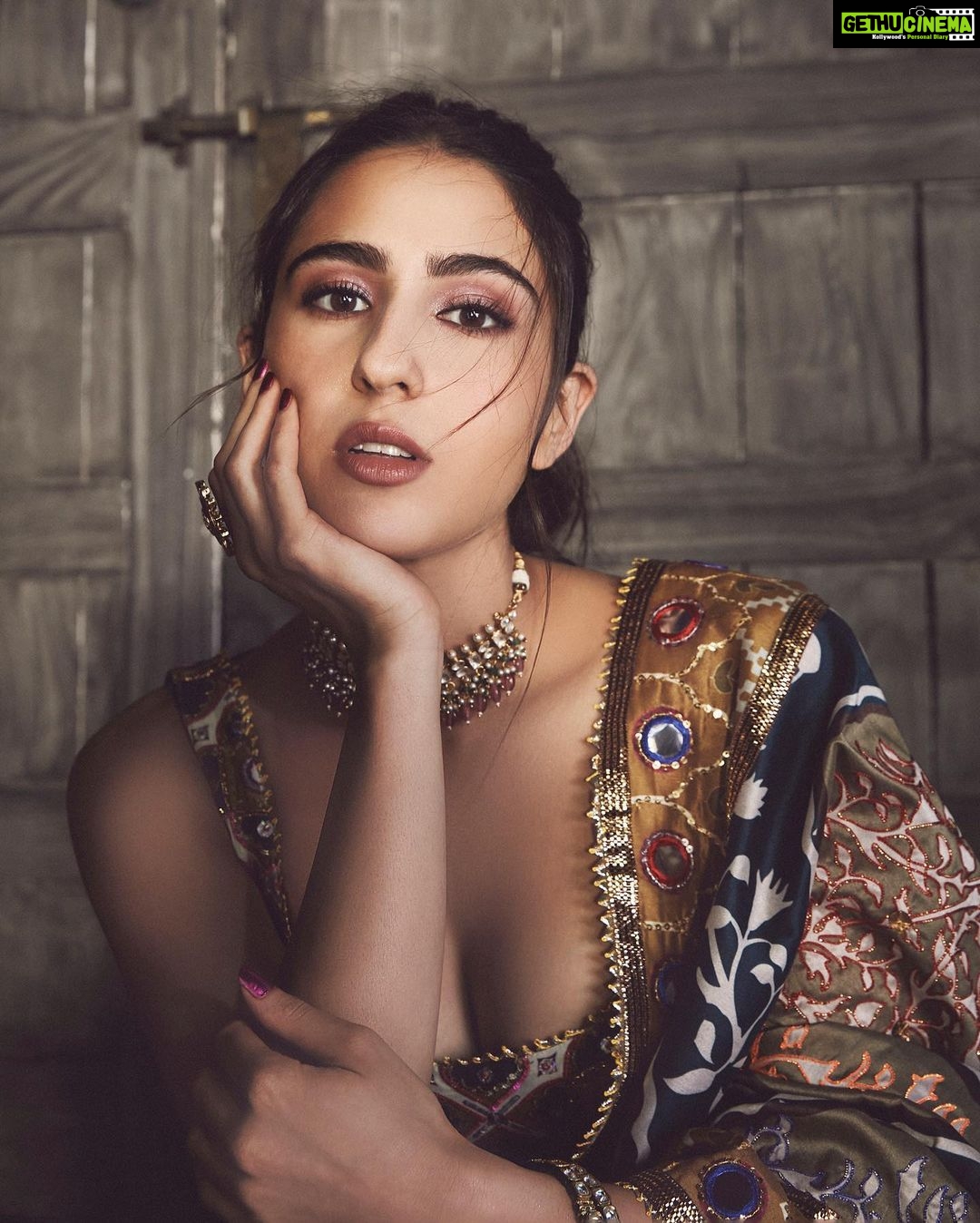 Sara Ali Khan Instagram - Chakachak ✨💫⭐️🤩 👗: @tanghavri 💄: @vardannayak 💇♀️: @ayeshadevitre @sajzdot 📸: @kadamajay