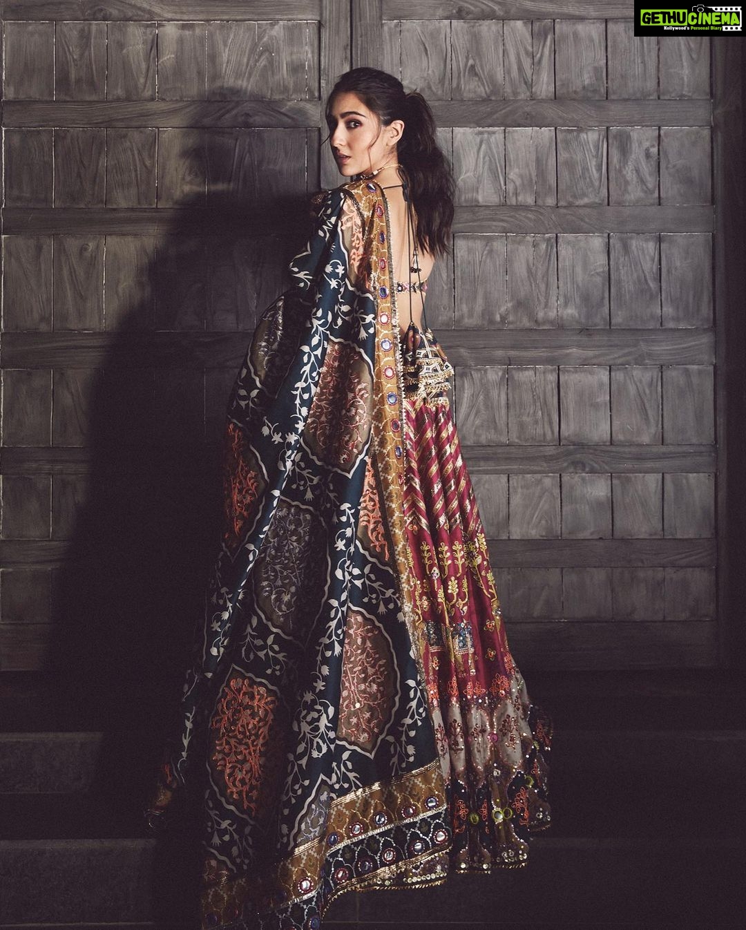 Sara Ali Khan Instagram - Chakachak ✨💫⭐️🤩 👗: @tanghavri 💄: @vardannayak 💇♀️: @ayeshadevitre @sajzdot 📸: @kadamajay