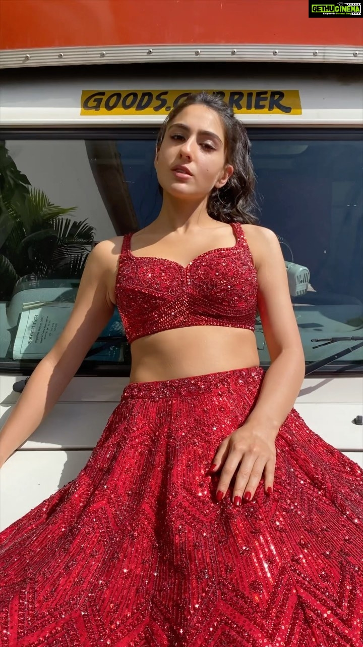 Sara Ali Khan Instagram - Happy Happy Diwali 🪔❤️🙏🏻 Wishing everyone lots of love, light, laughter, abundance, health, wealth and mithai!! P.S don’t forget to sweat out those Diwali treats 😬🍩🍡 #FestiveFeels #SaraKaSaraReels