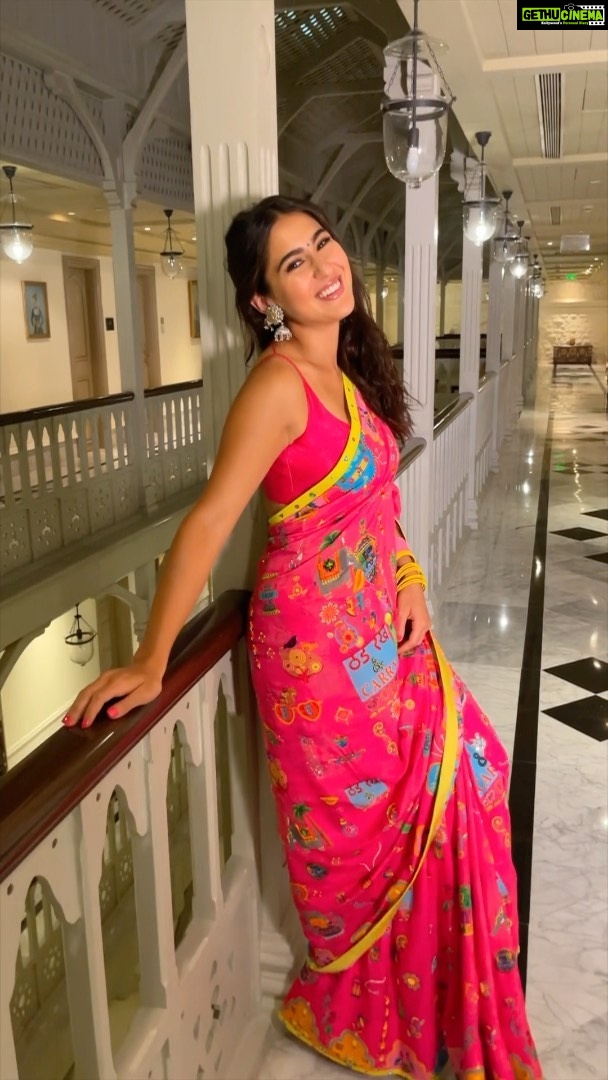 Sara Ali Khan Instagram - Live, Laugh, Love 💕 🥻: @stylebyami @madhurya_creations 💇♀️: @mikedesir 💄: @kavyesharmaofficial 🎶 & 💗: @parthmangla @droptop.royale