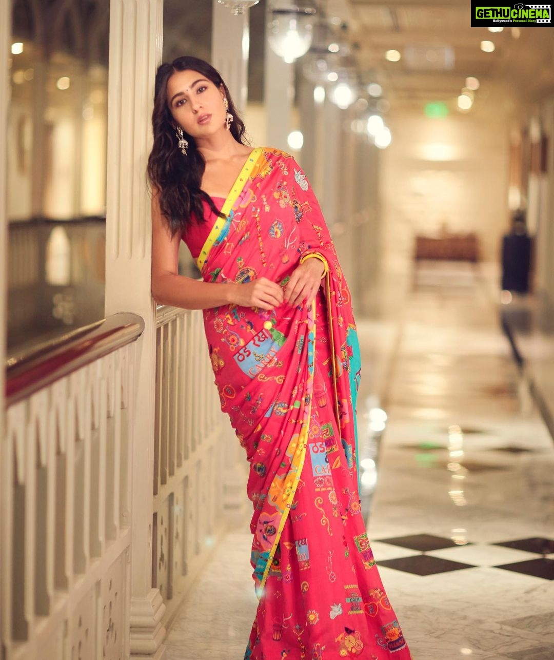 Sara Ali Khan Instagram - Bindiya Chamkegi ✨💫 🥻: @stylebyami @madhurya_creations 📸: @shivangi.kulkarni @harishgadwal 💇♀️: @mikedesir 💄: @kavyesharmaofficial The Taj Mahal Palace, Mumbai