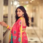 Sara Ali Khan Instagram - Because women in a Sari Are always Pyaari 💕💖🌷🌈 🥻: @stylebyami 📸: @shivangi.kulkarni @harishgadwal 💇‍♀️: @mikedesir 💄: @kavyesharmaofficial The Taj Mahal Palace, Mumbai