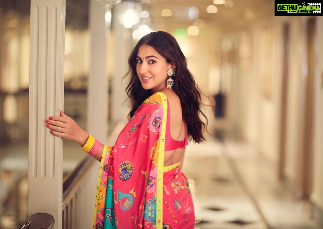 Sara Ali Khan Instagram - Because women in a Sari Are always Pyaari 💕💖🌷🌈 🥻: @stylebyami 📸: @shivangi.kulkarni @harishgadwal 💇♀️: @mikedesir 💄: @kavyesharmaofficial The Taj Mahal Palace, Mumbai