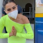 Sara Ali Khan Instagram - We all have work and different tasks 💪🙌 But let’s remember safety and masks 😷 Taking this moment to thank me team 👏 Because of them I’m happy and I beam 😀 @stylebyami @vardannayak @the.mad.hair.scientist @parthmangla #jharu #jitu #lakhan #SaraKaSaraReels #MissingTeamMeals