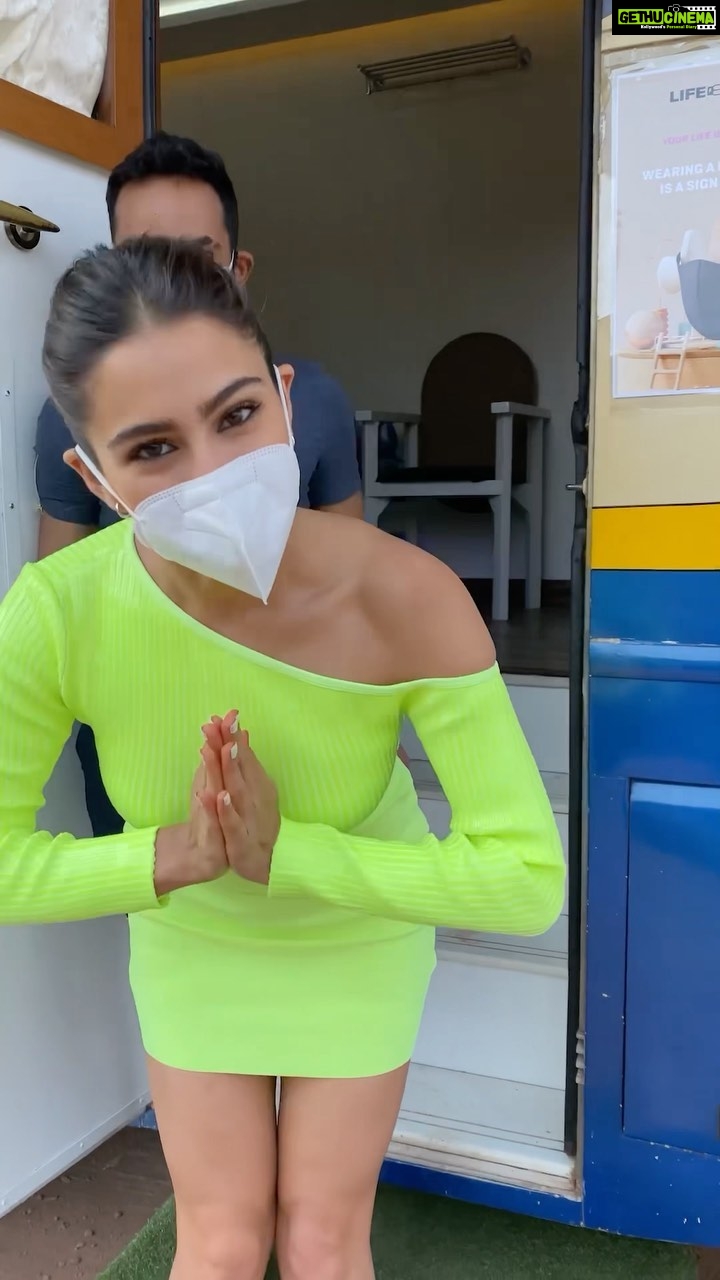 Sara Ali Khan Instagram - We all have work and different tasks 💪🙌 But let’s remember safety and masks 😷 Taking this moment to thank me team 👏 Because of them I’m happy and I beam 😀 @stylebyami @vardannayak @the.mad.hair.scientist @parthmangla #jharu #jitu #lakhan #SaraKaSaraReels #MissingTeamMeals