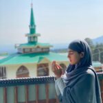 Sara Ali Khan Instagram - Agar firdaus bar roo-e zameen ast, Hameen ast-o hameen ast-o hameen ast. 💟☮️☪️🕉✝️ If there is a paradise on earth, It is this, it is this, it is this. Sarv Dharm Sambhav सर्व धर्म सम भाव #kashmir #jannat #peace #merabharatmahan Kashmir, The Heaven