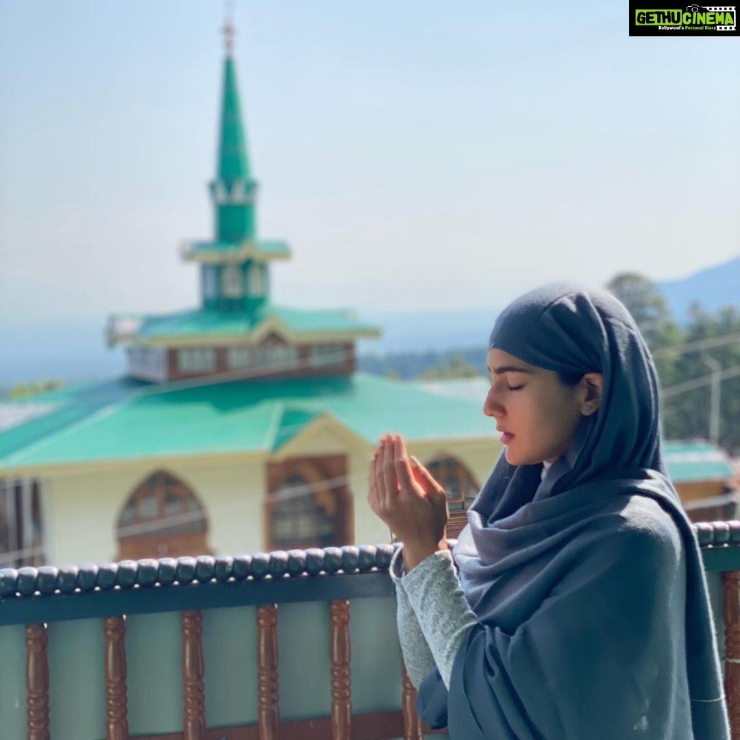 Sara Ali Khan Instagram - Agar firdaus bar roo-e zameen ast, Hameen ast-o hameen ast-o hameen ast. 💟☮️☪️🕉✝️ If there is a paradise on earth, It is this, it is this, it is this. Sarv Dharm Sambhav सर्व धर्म सम भाव #kashmir #jannat #peace #merabharatmahan Kashmir, The Heaven