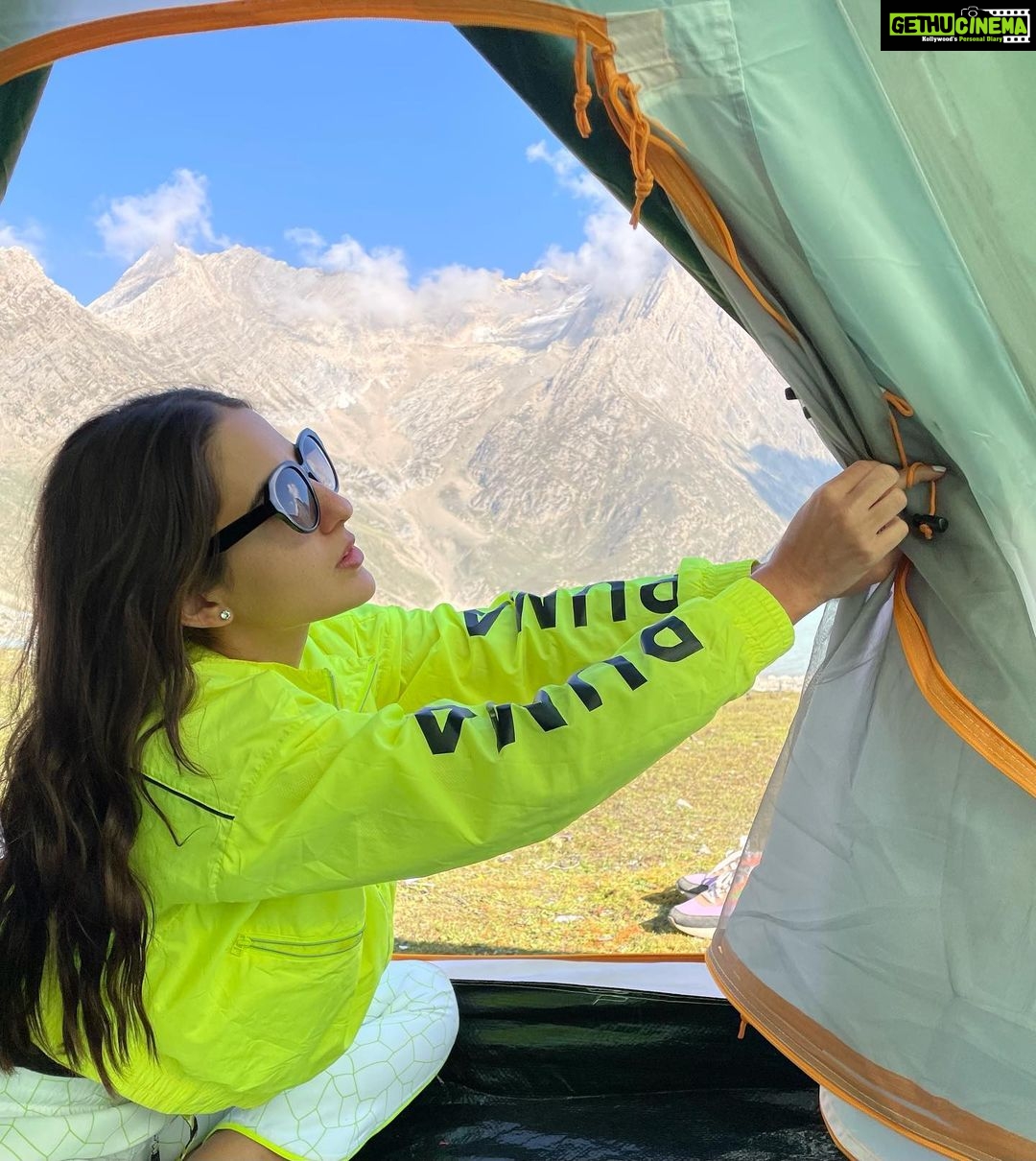 Sara Ali Khan Instagram - Sunny rays and Starry nights Moonlight and camp fire for lights As long as you can deal with heights And over food are the only fights ☀️🌙 🌌⛺️🏔 P.S sorry @manantramboo @yashsinghal @yashmittal2311 for eating all the food 🥘 #highaltitude #lake Sheshnag Lake